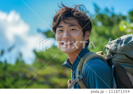 夏山を満喫する若い男性 111871354