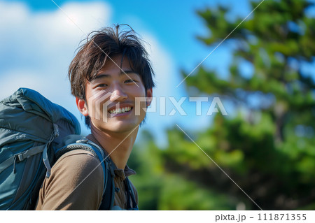 夏山を満喫する若い男性 111871355