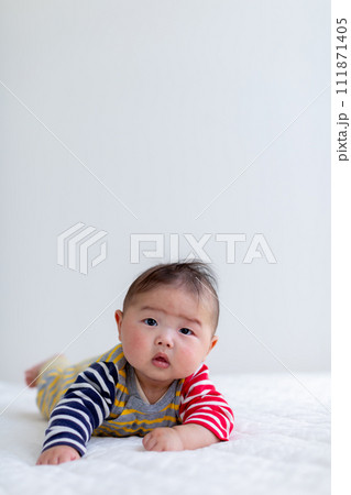 腹ばいをする生後5ヵ月のあかちゃん 男児 腹ばいをする生後5ヵ月のあかちゃん 男児 111871405