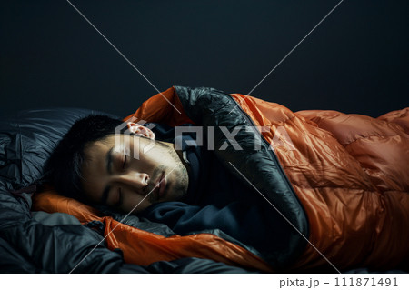 寝袋で寝る男性 111871491