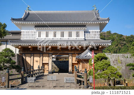 鶴丸城の大手門の風景 111871521