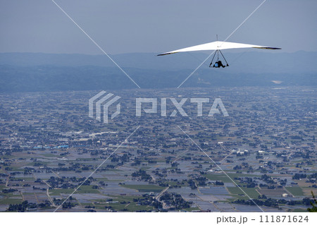 青空とハンググライダー 111871624