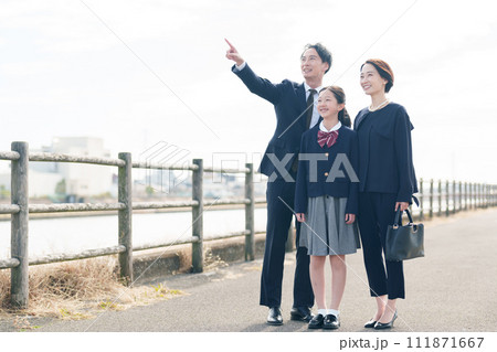 土手を散歩する家族 111871667