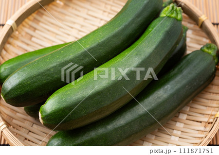 ざるに入ったズッキーニ 111871751