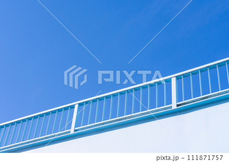 歩道橋と青空 歩道橋と青空 111871757