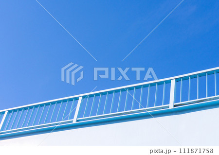 歩道橋と青空 歩道橋と青空 111871758