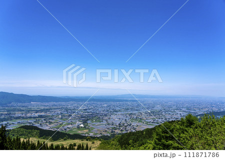 高清水林道展望広場から眺める砺波平野の散居村 111871786