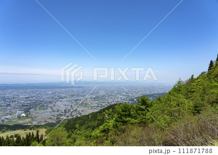 高清水林道展望広場から眺める砺波平野の散居村 高清水林道展望広場から眺める砺波平野の散居村 111871788