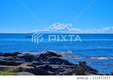 千葉県南房総市白浜の野島崎公園の西側遊歩道からの西側の眺望(伊豆大島,遊覧船など) 千葉県南房総市白浜の野島崎公園の西側遊歩道からの西側の眺望(伊豆大島,遊覧船など) 111871817