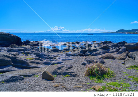 千葉県南房総市白浜の野島崎公園の西側遊歩道からの西側の眺望(伊豆大島,遊覧船など) 千葉県南房総市白浜の野島崎公園の西側遊歩道からの西側の眺望(伊豆大島,遊覧船など) 111871821