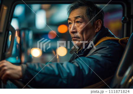 トラックを運転するシニア男性 111871824