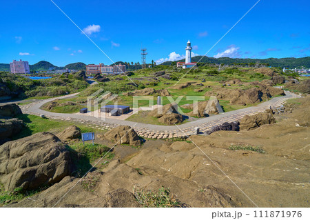 千葉県南房総市白浜の野島崎公園の海岸から野島埼灯台を北側に向かって見る 千葉県南房総市白浜の野島崎公園の海岸から野島埼灯台を北側に向かって見る 111871976