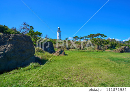 千葉県南房総市白浜の野島崎公園の東側遊歩道から野島埼灯台方面を見る 111871985