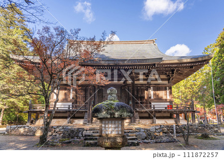 秋の京都高雄 神護寺 紅葉に包まれた毘沙門堂 秋の京都高雄 神護寺 紅葉に包まれた毘沙門堂 111872257