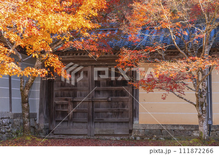 秋の京都 高雄山神護寺 楼門 秋の京都 高雄山神護寺 楼門 111872266