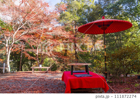 秋の京都高雄　神護寺参道　硯石亭　腰掛けと野点傘 111872274