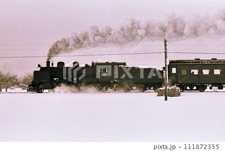 昭和44年　雪の中を走る蒸気機関車8620　五能線　藤崎　  青森県　記録写真 111872355