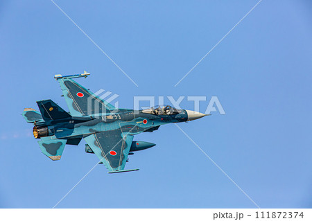 青空を飛ぶF-2戦闘機 111872374