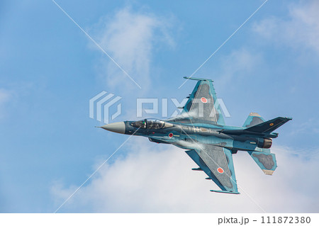 青空を飛ぶF-2戦闘機 青空を飛ぶF-2戦闘機 111872380