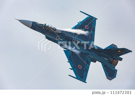 青空を飛ぶF-2戦闘機 青空を飛ぶF-2戦闘機 111872381