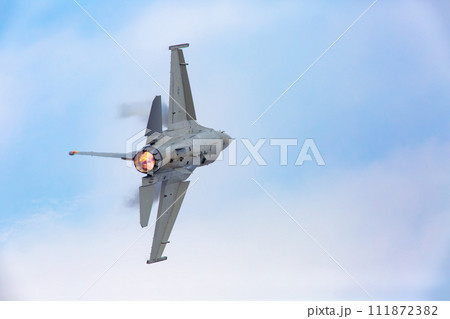 F-16戦闘機のデモンストレーション飛行 111872382