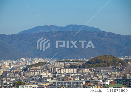 【京都風景】宇治平尾の公園から見た醍醐周辺の眺め 111872600