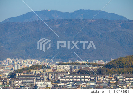 【京都風景】宇治平尾の公園から見た醍醐周辺の眺め 111872601