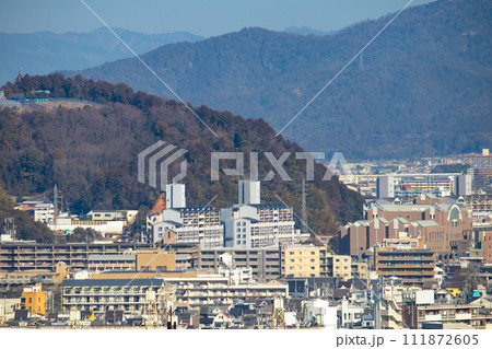 【京都風景】宇治平尾の公園から見た醍醐周辺の眺め 111872605