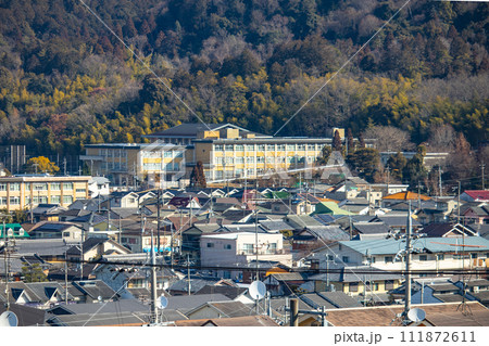 【京都風景】宇治平尾の公園から見た醍醐周辺の眺め 111872611
