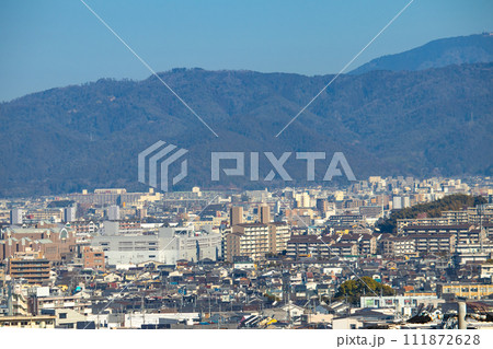 【京都風景】宇治平尾の公園から見た醍醐周辺の眺め 111872628