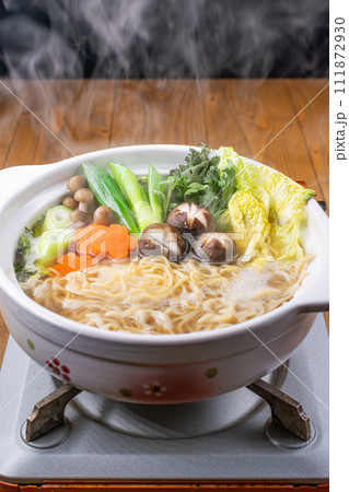 煮込みラーメン鍋の湯気 煮込みラーメン鍋の湯気 111872930