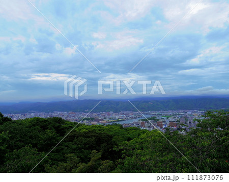 五台山より望む街並み(高知県高知市) 111873076