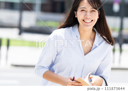 ビジネスウーマン　若い女性 111873644