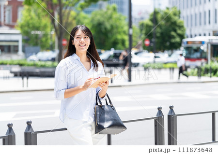 ビジネスウーマン 若い女性 ビジネスウーマン 若い女性 111873648