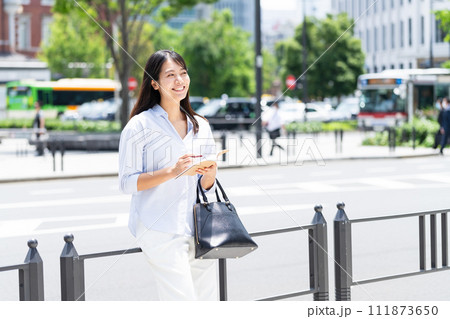 ビジネスウーマン　若い女性 111873650