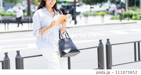 ビジネスウーマン　若い女性 111873652