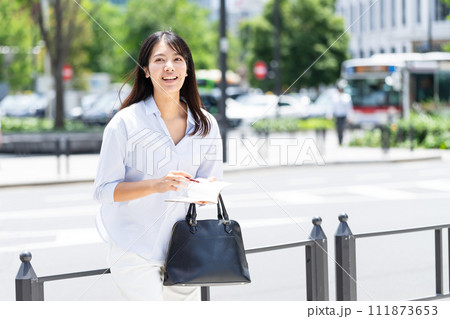 ビジネスウーマン 若い女性 ビジネスウーマン 若い女性 111873653