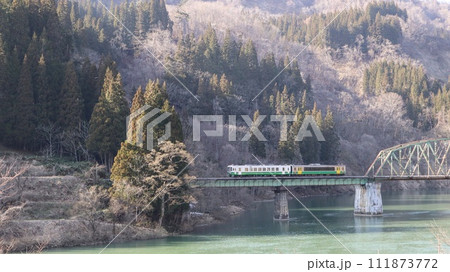 鉄橋を渡る只見線の列車　第五只見橋梁 111873772