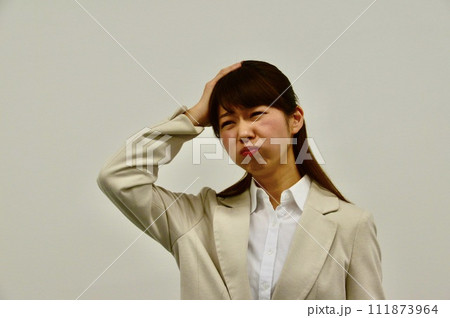 調子の悪い若い女性 111873964