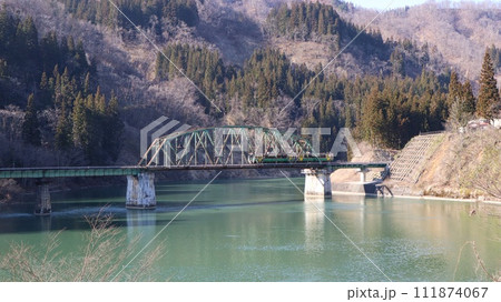 只見川第五橋梁を走る只見線 111874067