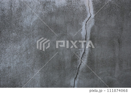 ひびの入ったコンクリート壁 111874068