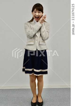 喜ぶ女性 111874125