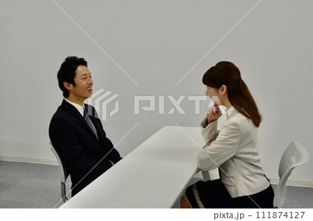 商談・ビジネストークする男女 商談・ビジネストークする男女 111874127