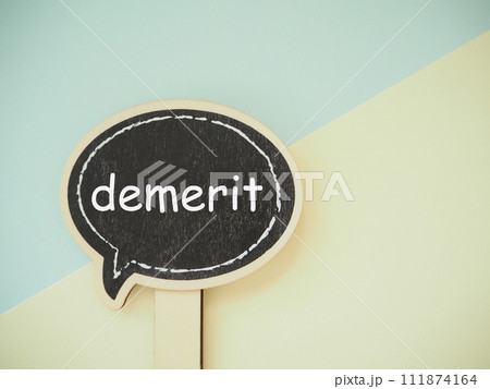 吹き出しにデメリットdemeritの文字　コピースペース 111874164