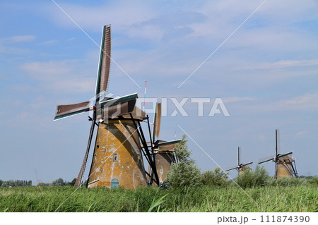 西ヨーロッパのオランダ　南ホラント州ロッテルダム近郊のキンデルダイクの世界文化遺産になっている風車群 111874390