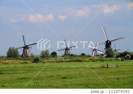 西ヨーロッパのオランダ　南ホラント州ロッテルダム近郊のキンデルダイクの世界文化遺産になっている風車群 111874392