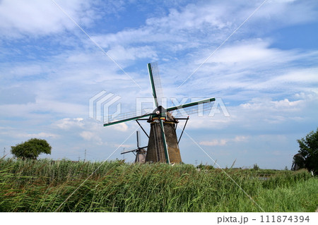 西ヨーロッパのオランダ　南ホラント州ロッテルダム近郊のキンデルダイクの世界文化遺産になっている風車群 111874394