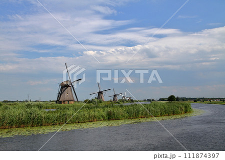 西ヨーロッパのオランダ　南ホラント州ロッテルダム近郊のキンデルダイクの世界文化遺産になっている風車群 111874397