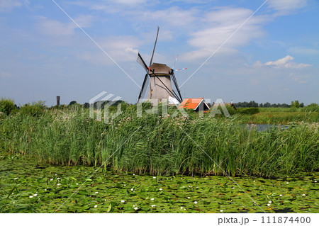 西ヨーロッパのオランダ　南ホラント州ロッテルダム近郊のキンデルダイクの世界文化遺産になっている風車群 111874400