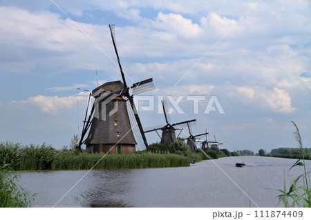 西ヨーロッパのオランダ　南ホラント州ロッテルダム近郊のキンデルダイクの世界文化遺産になっている風車群 111874409